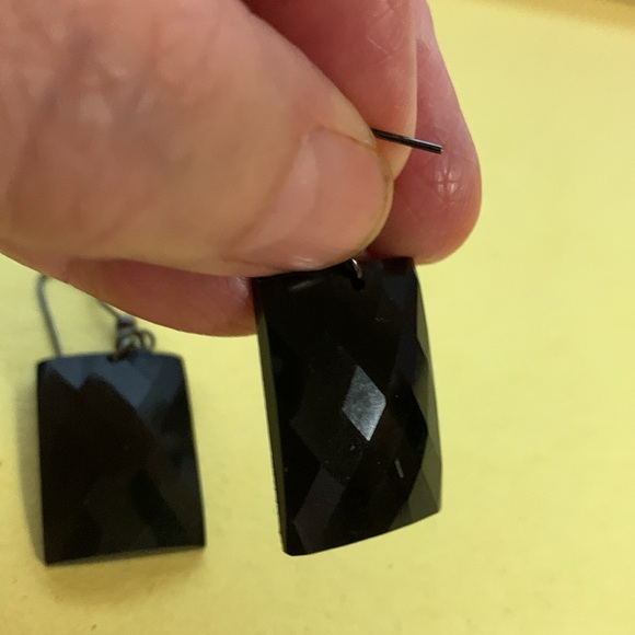 Beautiful spsrkle on these black earrings - Picture 4 of 4